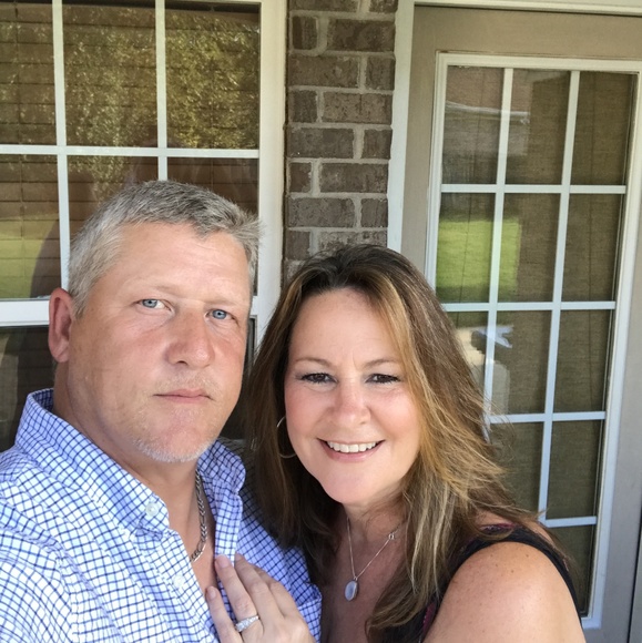 Meet your Posher, Linda - Picture 1 of 2